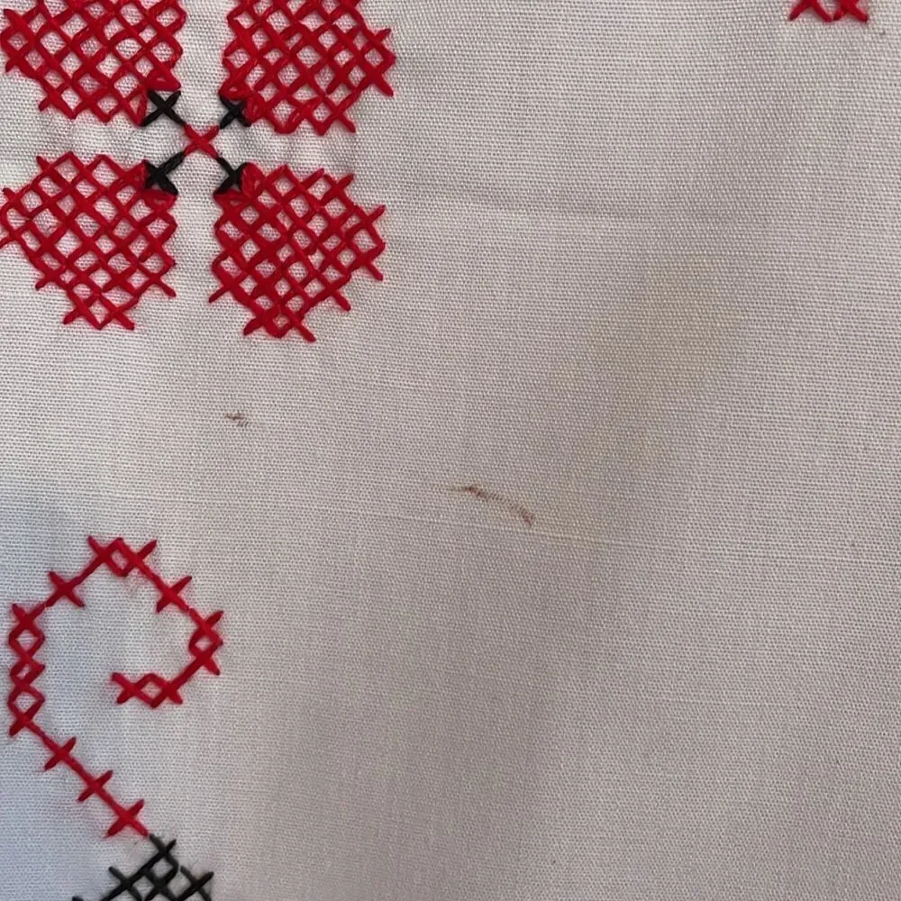 Vtg‎ white table runner with black & red embroidery - Picture 3 of 5